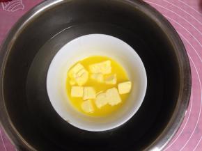 黄油隔热水加热至融化