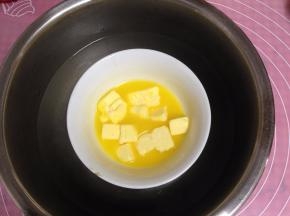 黄油隔热水加热至融化