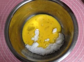 鸡蛋打散，加入白糖，充分搅拌均匀