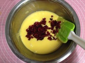 加入蔓越莓碎拌匀