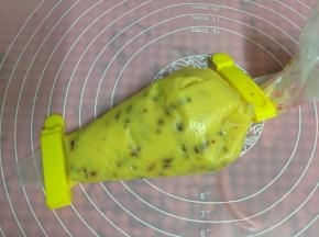 把拌好的蛋糕糊装入裱花袋中，放入冰箱冷藏一小时