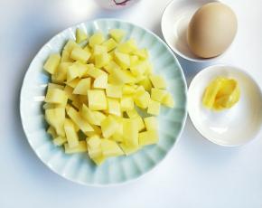 土豆洗干净，去皮切小块。