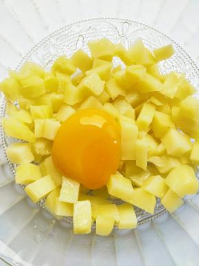 加入蛋黄。