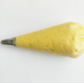 装入装有裱花嘴的裱花袋。