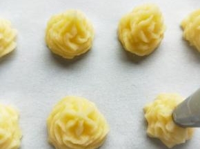 挤入烤盘。