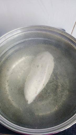 水煮鸡胸肉，根据一厨友的做法，水里加香叶和欧芹（我用干欧芹碎），大火煮开转小火，放鸡胸肉，半盖盖子煮10分钟，再把锅转移到台面上，盖盖子闷15分钟。
时间根据鸡胸肉的大小。