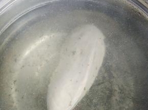 水煮鸡胸肉，根据一厨友的做法，水里加香叶和欧芹（我用干欧芹碎），大火煮开转小火，放鸡胸肉，半盖盖子煮10分钟，再把锅转移到台面上，盖盖子闷15分钟。
时间根据鸡胸肉的大小。