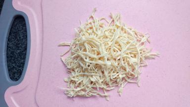 鸡胸肉凉会，然后手撕成条，不用像我这么细，不一小心就撕成这么细了。