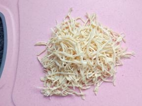 鸡胸肉凉会，然后手撕成条，不用像我这么细，不一小心就撕成这么细了。