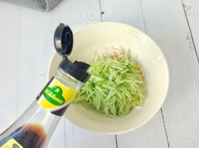 黄瓜擦丝，加盐、现磨黑胡椒粉、香油、醋。
还可以加胡萝卜丝和黑木耳。