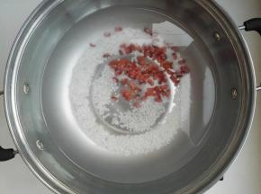 4、大火先煮开，再小火焖煮，二十分钟，粥米就已经开花了。