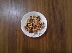 5、将红枣去核切成小块。