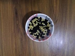 2、提前一晚将黄豆和黑豆用清水洗净再浸泡。