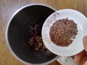 4、将黄豆和黑豆、红枣倒入豆浆桶中，再加入亚麻籽。