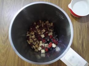 5、倒入适量的清水，盖上豆浆机的上盖，选择醇香豆浆，然后开始工作，剩下的工作就是准备好碗和耐心等待啦。