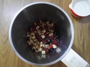 5、倒入适量的清水，盖上豆浆机的上盖，选择醇香豆浆，然后开始工作，剩下的工作就是准备好碗和耐心等待啦。