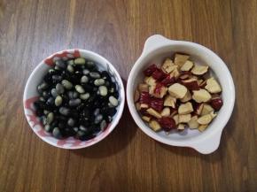 3、这是泡好的黄豆和黑豆，红枣也切成小块备用。