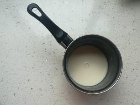 先来制作汤种，将20克高筋粉和100克水倒入小锅内，混合均匀。