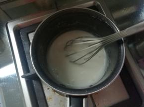 小火加热并不断搅拌，直到变得粘稠。
