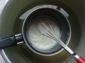 搅拌至表面能保持纹路时，离火，迅速将锅坐入冷水中，防止余温继续加热，冷却后备用。