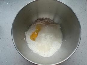 厨师机搅拌桶内加入汤种、牛奶、糖、盐、鸡蛋、高筋粉、酵母。