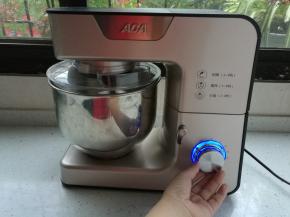 ACA的AM-CG108厨师机启动1档慢速2分钟搅拌成团，再转4档揉面5分钟。