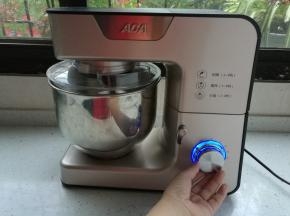 ACA的AM-CG108厨师机启动1档慢速2分钟搅拌成团，再转4档揉面5分钟。