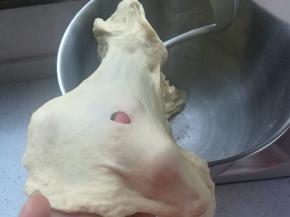 检查面团，已经更拉出厚的但没有韧性的膜。