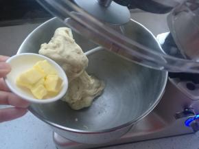 加入黄油。