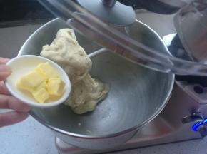 加入黄油。