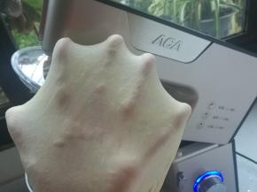时间到了。检查面团，能够拉出薄而韧性的膜。