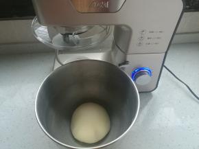 面团收圆，放回搅拌桶，盖保鲜膜发酵。