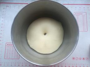 面团发酵至2倍大，用手指沾干面粉戳个洞，不回缩不塌陷发酵完成。
