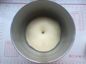 面团发酵至2倍大，用手指沾干面粉戳个洞，不回缩不塌陷发酵完成。