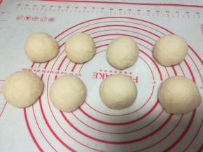 取出面团排气揉匀，分割成6个小面团。