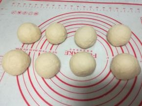取出面团排气揉匀，分割成6个小面团。