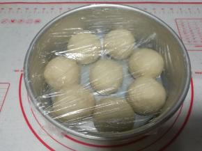 放进八寸戚风模具内，盖保鲜膜进行二次发酵。