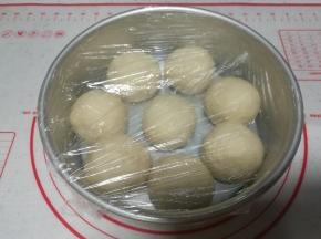 放进八寸戚风模具内，盖保鲜膜进行二次发酵。