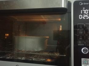 送进预热好的烤箱，上下火170度烘烤20分钟即可。