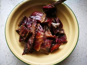 泡好后，取出来，因为现在已经入夏，所以我把鸭子上的鸭皮和鸭油全去掉了，只留鸭瘦肉！个人喜好，你们可以不去，过程图没法拍，因为满手满案板的油。。。还把手给切了。。。