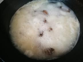 烧开后，煮10分钟，汤很白，我倒掉了！