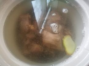 烧开水，倒入电炖锅，把出过水的鸭子放进去，放入生姜片，打到快炖档，大火煮开，一直大火炖1个小时后，之后转自动开始炖1个半小时，之后放入瓠子