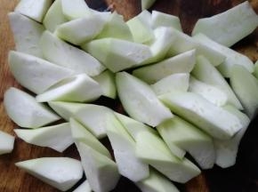 去皮切块，去皮时最好去深点，不要留青皮，不然会有股青涩味