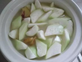 把瓠子放入炖好的汤中，打到快炖档煮开，煮20分钟左右，尝下咸淡，看需不需要放盐，因为腌制的鸭子很咸，盐一般情况下不放，所以一定要尝尝，我这个没放盐，咸味完全够了