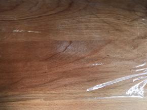 砧板上铺上保鲜膜