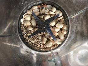 把糖，熟花生和熟芝麻，放入料理机中打碎