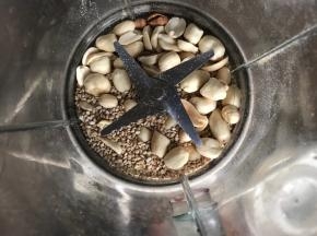 把糖，熟花生和熟芝麻，放入料理机中打碎