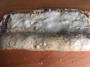 把糯米糍包住红豆沙，卷成卷即可