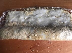 把糯米糍包住红豆沙，卷成卷即可