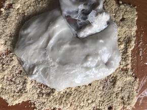 把糯米糍放入上面，按平